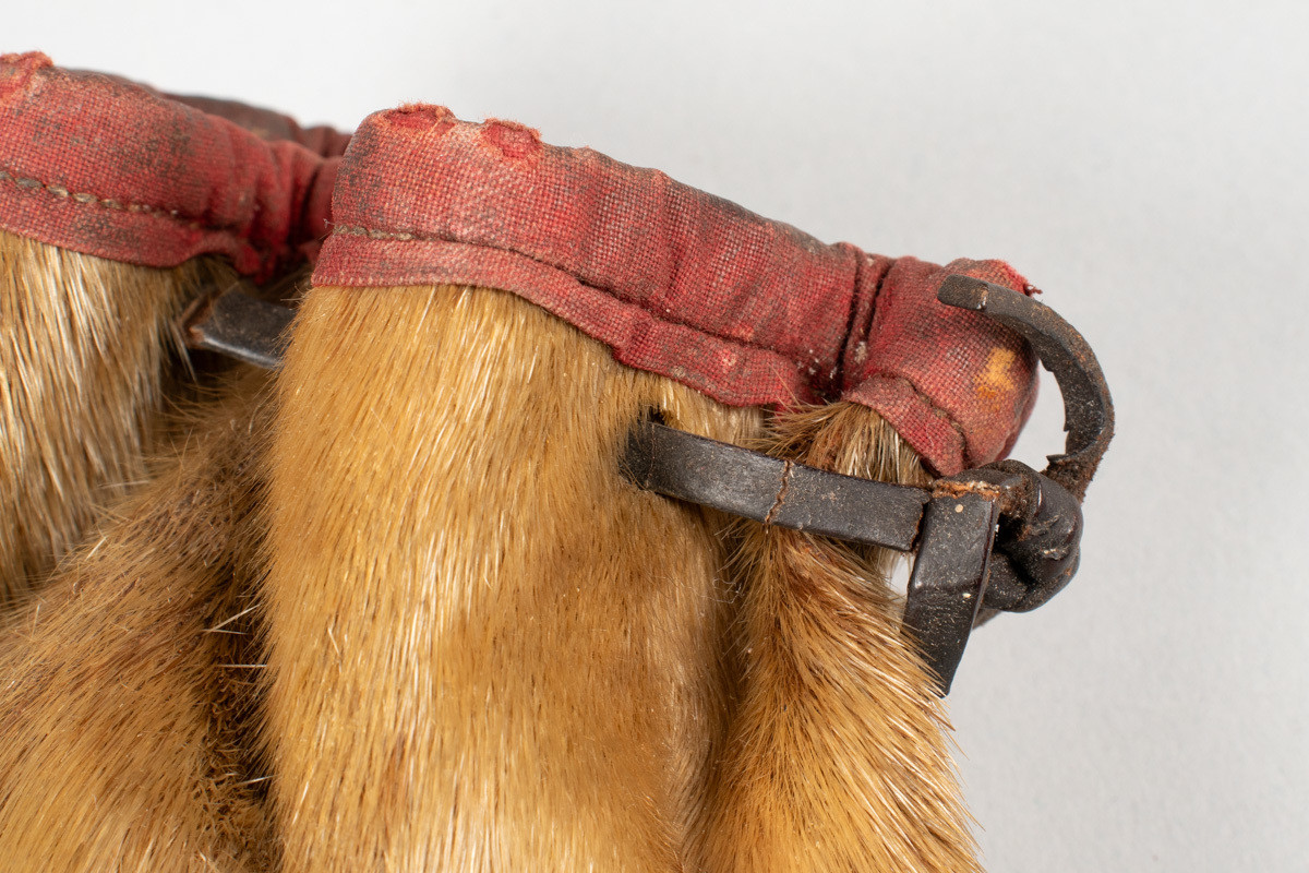 Tobakkspung laget av selluffe med snøring i toppen. 