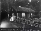 Soldattorp 99/4 Bunnström Gränna, soldat i uniform m/1910 med familj på vägen utanför stugan.