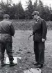 Instruktör och elev i uniform m/1959 från Gotlands artillerikår A 7 övar med pistol m/1940.