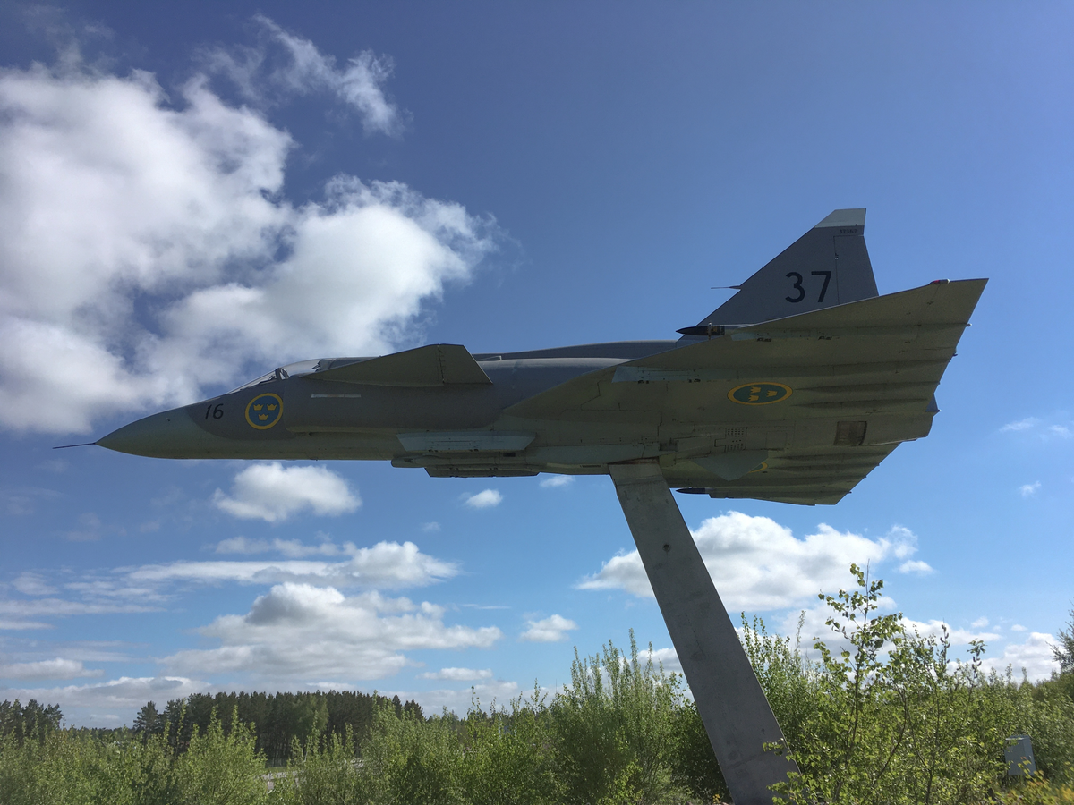 Jaktflygplan. JA 37
Saab 37 Viggen

Märkning: På framkroppen kronmärke och flottiljnummer 16 och på fenan kodsiffra 37.