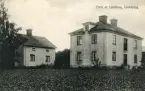 Blomgatan 3 och 4 i bostadsområdet Lindhem i Linköpings norra utkant. Mellan husen löper den ännu obetydliga gatan. Källorna visar på en stor inflyttning i det större huset åren 1915-16, vilket påvisar husets tillkomst vid tiden. Byggherre var snickaren Oskar Fredrik Ryd som själv bodde på en tomt intill.  Det mindre huset ägdes vid tiden av änkan Josefina Wilhelmina Johansson.