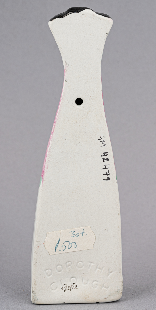 Figur, Drottning, formgiven av Dorothy Clough 1955, producerad av Gefle Porslin. Kan grupperas med två andra figurer av Clough från samma år; Kung och Prins.
