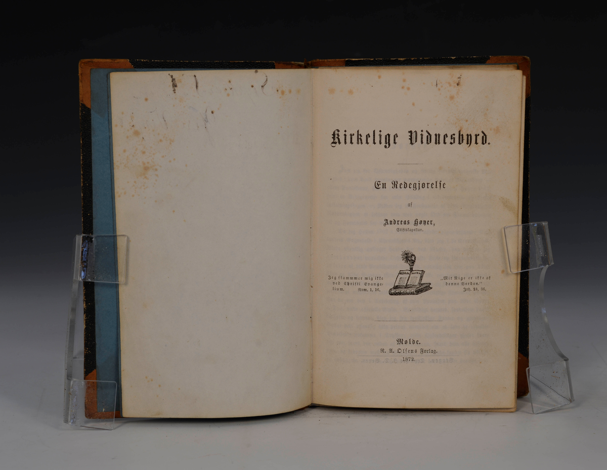 Høyer, Andreas, Kirkelige Vidnesbyrd. En redegjørelse. Molde 1872. XI s. + 1 bl. + 492 s. + 1 bl. 8. F. Ib. med skinnrygg.