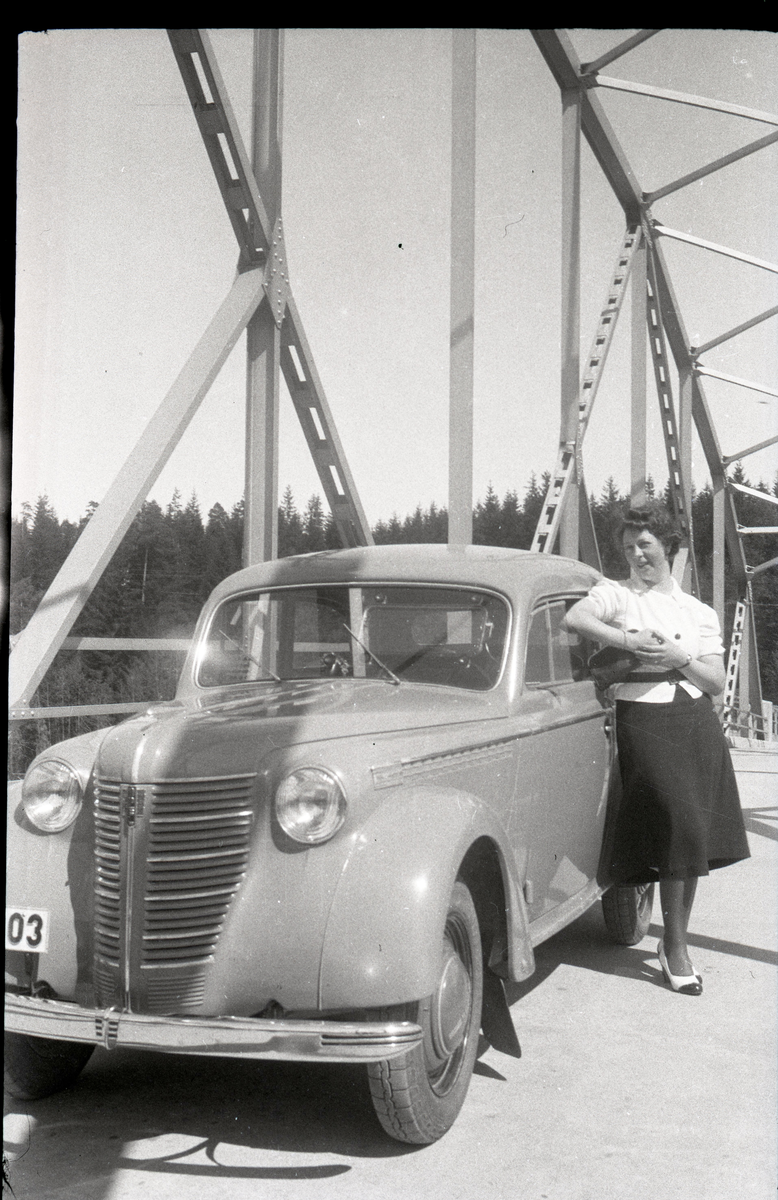 Ingrid Sundling fotograferad vid bil på en bro.