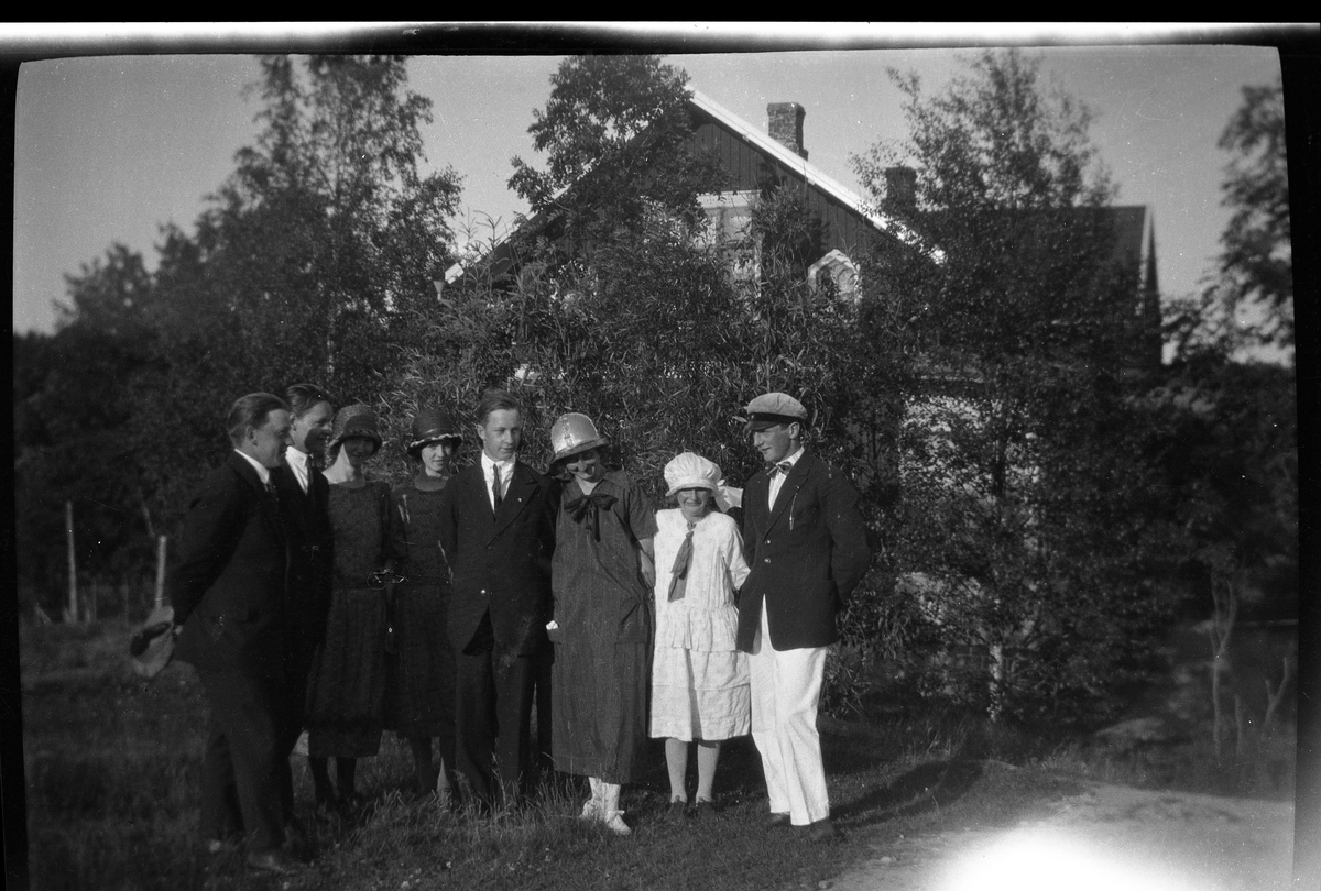 Gruppbild framför hus i Grunnerud.