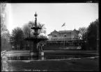 På kuvertet står följande information sammanställd vid museets första genomgång av materialet: Malmö. Kungsparken. Resturang. Damm