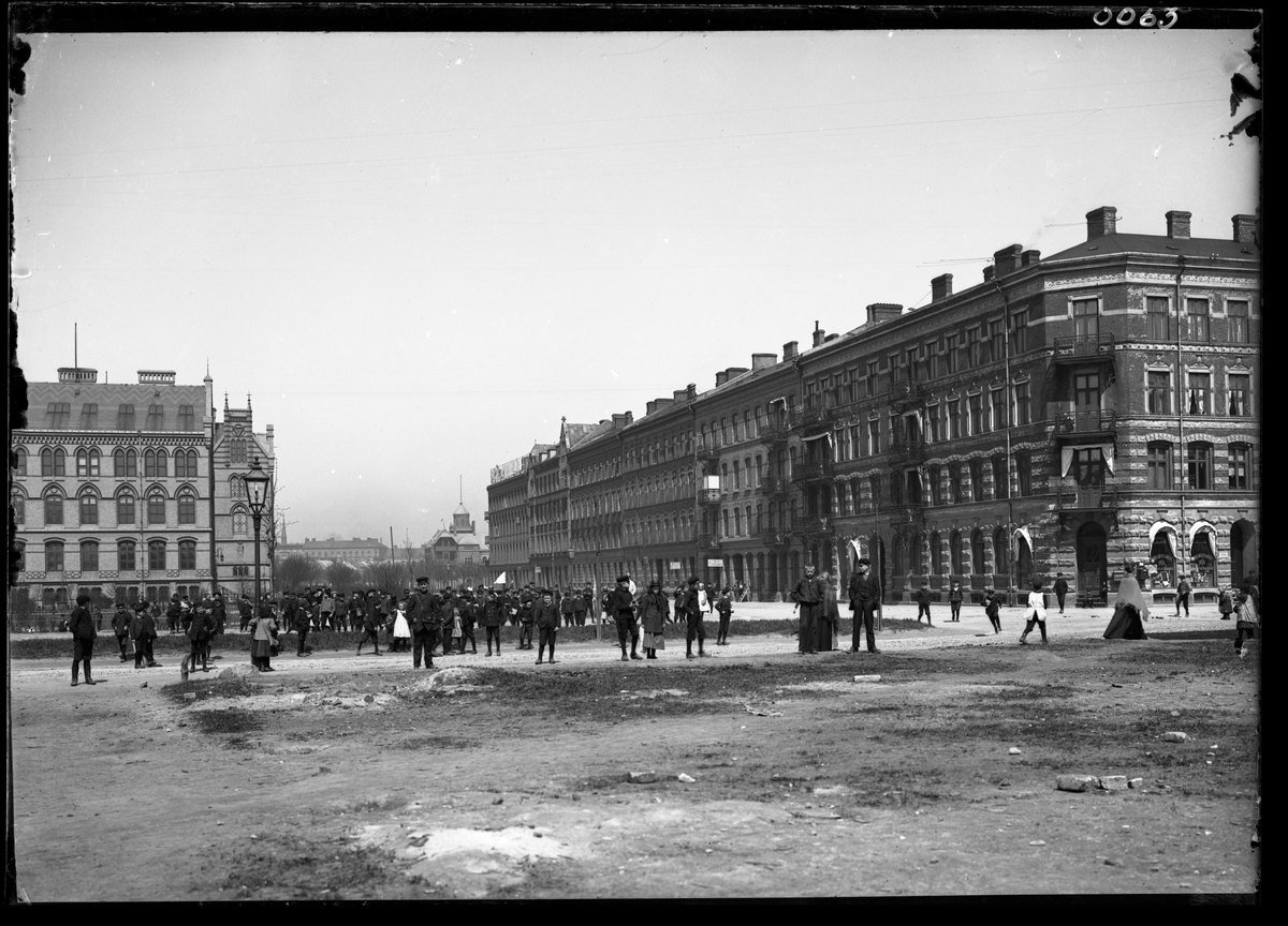 Fotografi i riktning Löjtnantsgatan vid korsningen med Föreningsgatan, Malmö. Pauliskolan i vänster bildkant och Föreningsgatan 47 i höger bildkant.