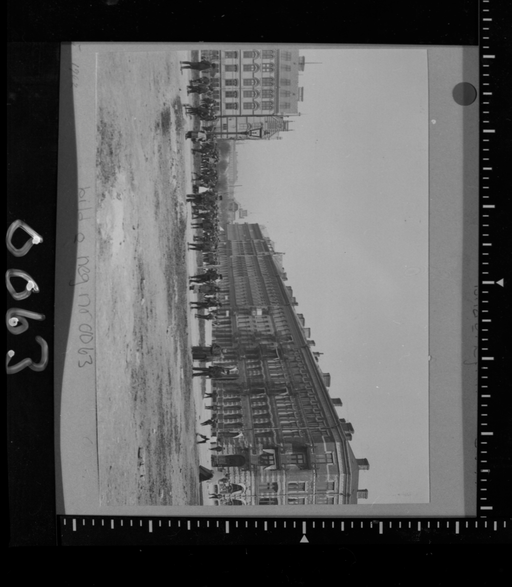 Fotografi i riktning Löjtnantsgatan vid korsningen med Föreningsgatan, Malmö. Pauliskolan i vänster bildkant och Föreningsgatan 47 i höger bildkant.