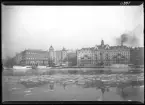 På kuvertet står följande information sammanställd vid museets första genomgång av materialet: Strömskajen. Huset i mitten med tornet var Tysklands ambassad unde andra världskriget. På andra sidan strandgatan, till höger på bilder, Grand Hotell.