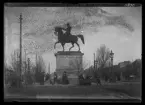 På kuvertet står följande information sammanställd vid museets första genomgång av materialet: Staty över Karl XIV Johan vid slussen.