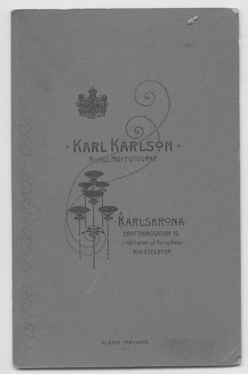 På kuvertet står följande information sammanställd vid museets första genomgång av materialet: Porträtt, man
