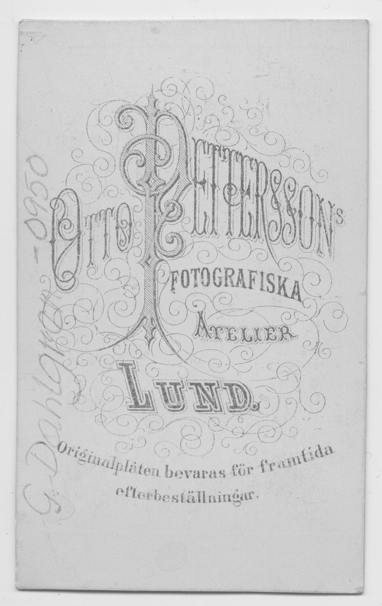 På kuvertet står följande information sammanställd vid museets första genomgång av materialet: Porträtt man