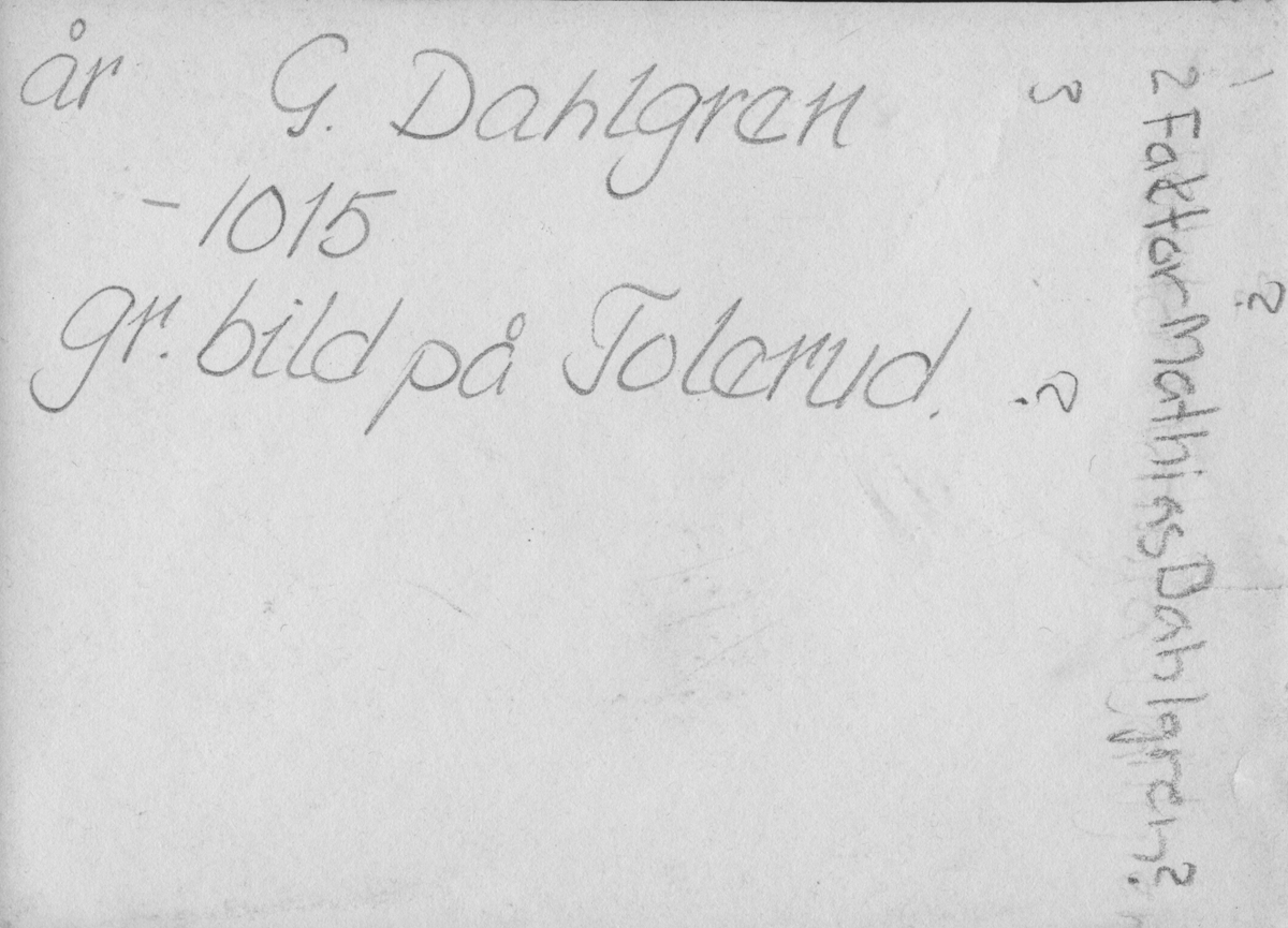 På kuvertet står följande information sammanställd vid museets första genomgång av materialet: gr. bild på Tolerud. Mathias Dahlgren m.m