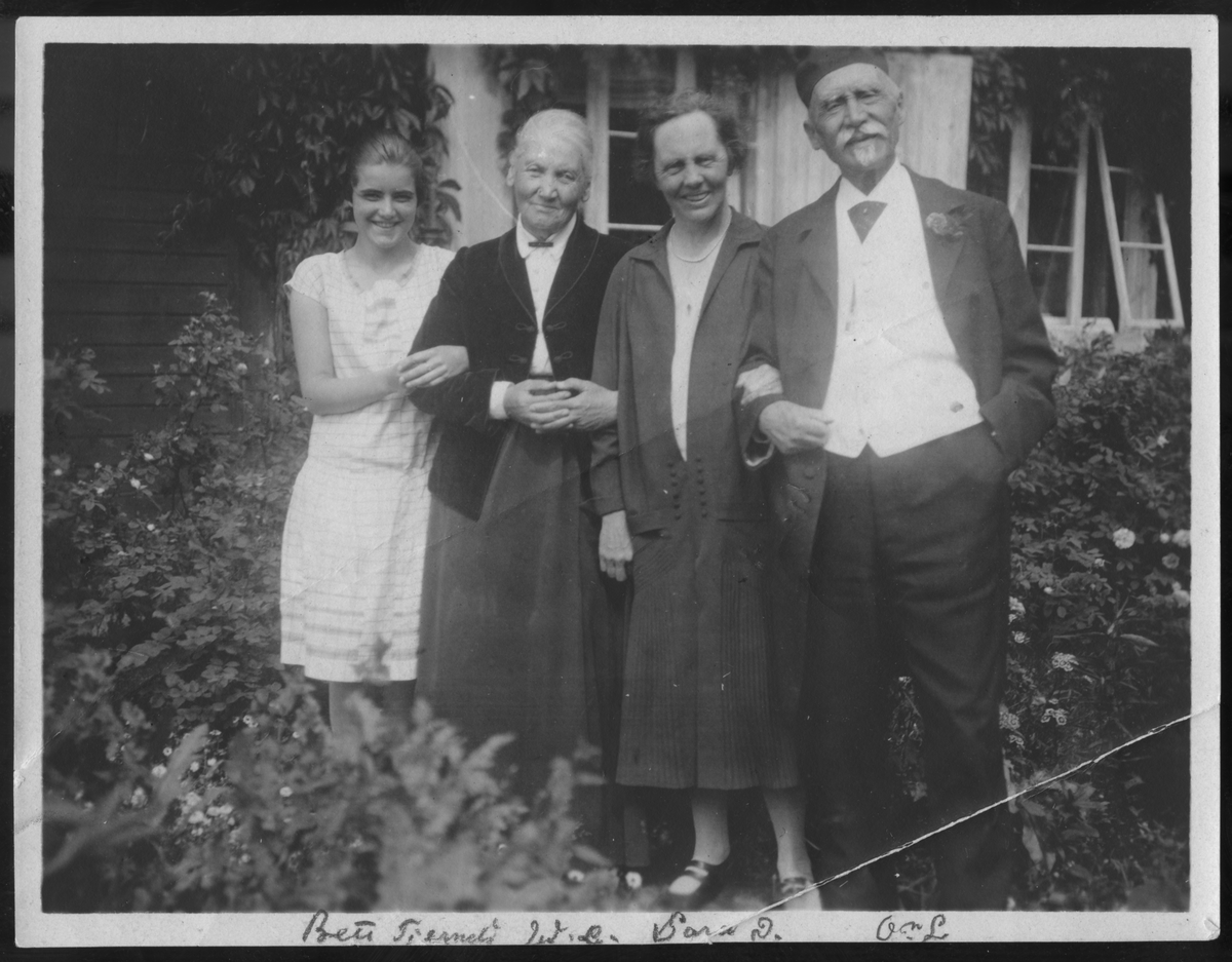 På kuvertet står följande information sammanställd vid museets första genomgång av materialet: gr. bild ext. ?
Vendela Lindqvist, f Dahlgren, Helena Jansson gift Tjerneld, Ossain Lindqvist kassör, "Ett hjärtligt tack från åttiåringen."