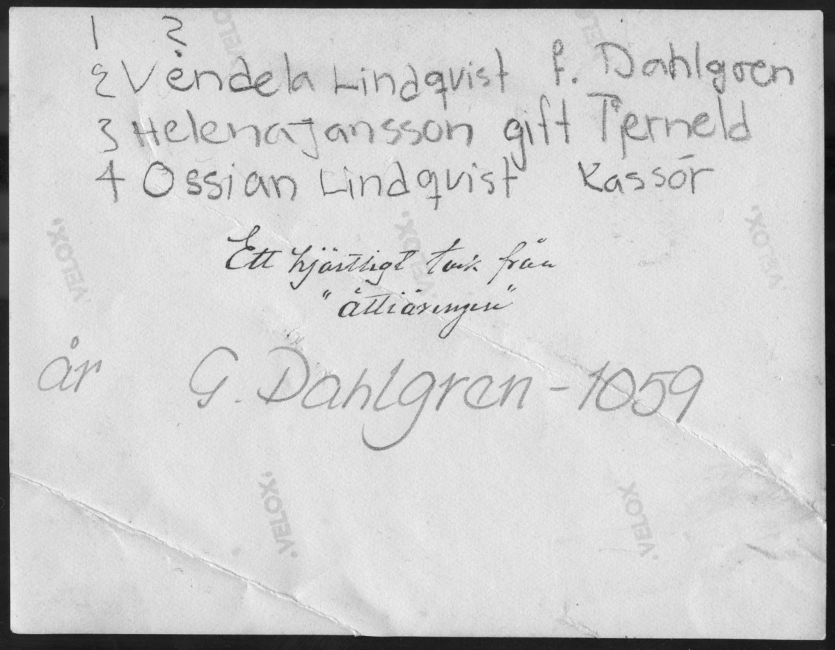 På kuvertet står följande information sammanställd vid museets första genomgång av materialet: gr. bild ext. ?
Vendela Lindqvist, f Dahlgren, Helena Jansson gift Tjerneld, Ossain Lindqvist kassör, "Ett hjärtligt tack från åttiåringen."