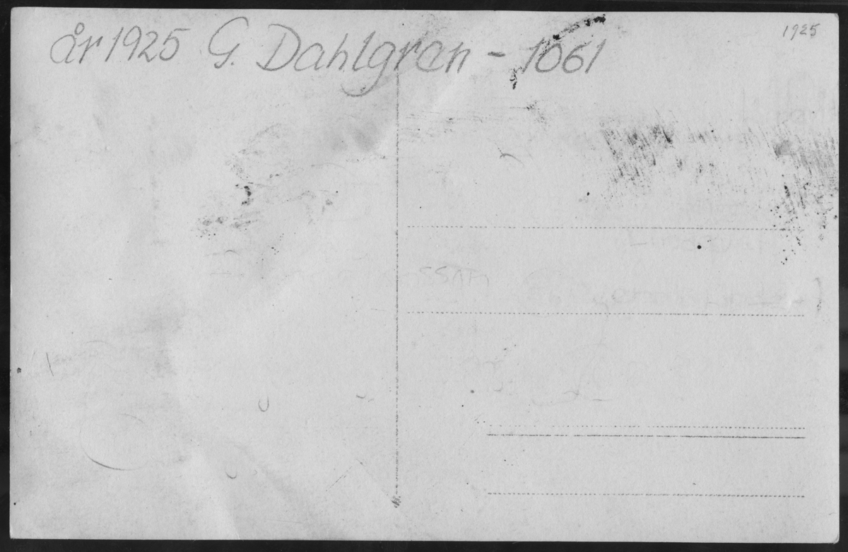 På kuvertet står följande information sammanställd vid museets första genomgång av materialet: gr. bild ext. fr.v runt bordet.
?, Ida Dahlgren, Maria Jansson, Alzntz ?, Gottfrid Dahlgren, ?, Sigrid ?