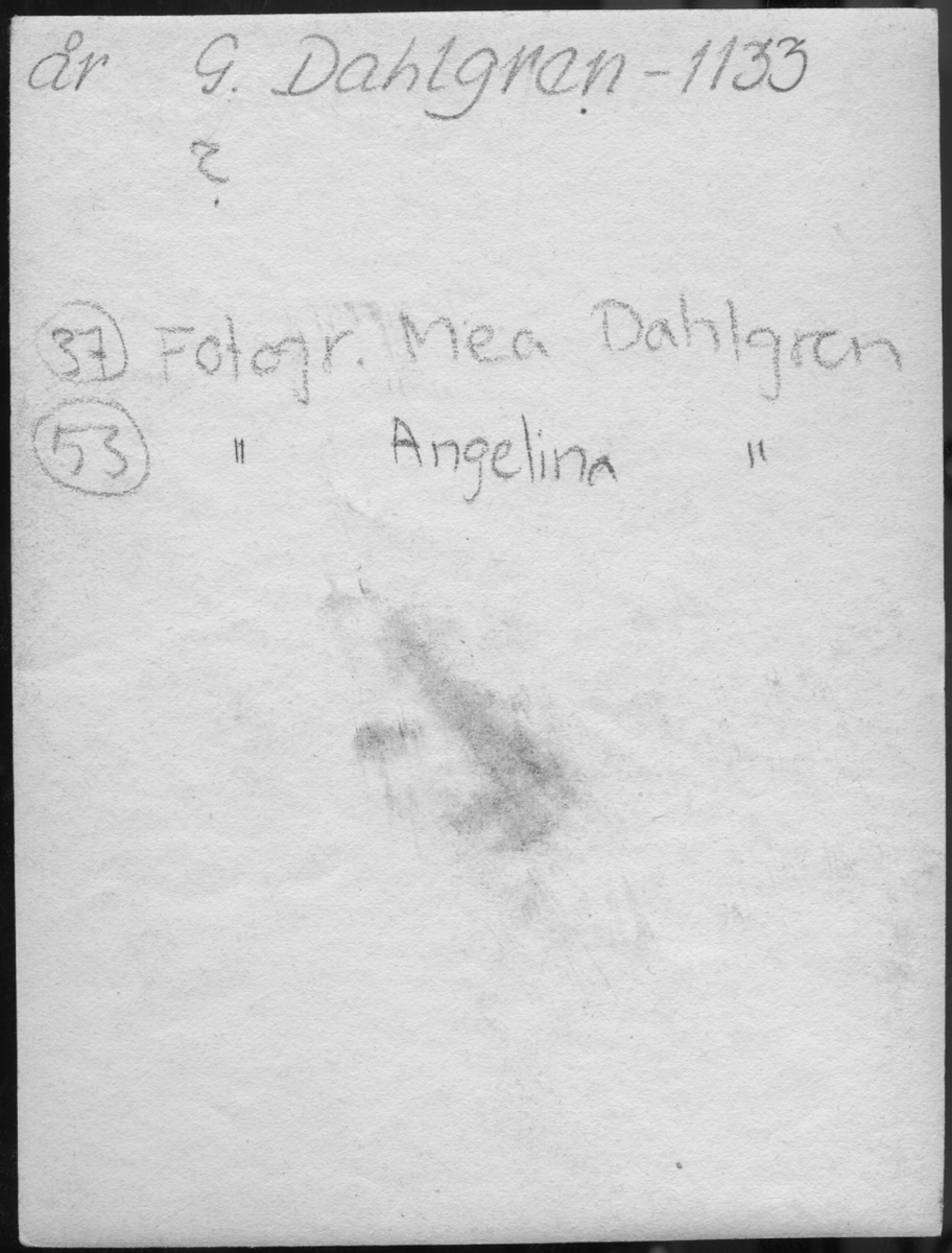 På kuvertet står följande information sammanställd vid museets första genomgång av materialet: ?, Fotograf Mea Dahlgren, Fotograf Angelina Dahlgren