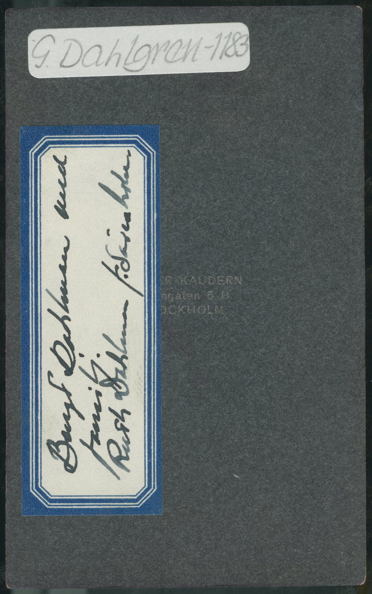 På kuvertet står följande information sammanställd vid museets första genomgång av materialet: Familjen Bengt o Ruth Dahlman med söner.