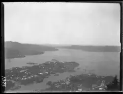 Vy över stadsdelen Vågen i Bergen, Norge, i hamnen ligger de