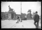 På kuvertet står följande information sammanställd vid museets första genomgång av materialet: Byggnad, Statyer.