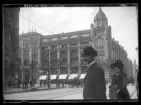 Varuhuset Kaufhaus Nathan Israel på Spandauer Strasse i Nikolaiviertel i Berlin.

På kuvertet står följande information sammanställd vid museets första genomgång av materialet: Byggnad, Hästdroska