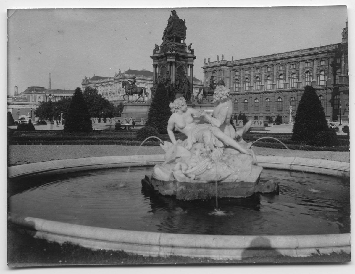 På kuvertet står följande information sammanställd vid museets första genomgång av materialet:  Museiplats ? Staty, Maria Theresia-Dentemot?