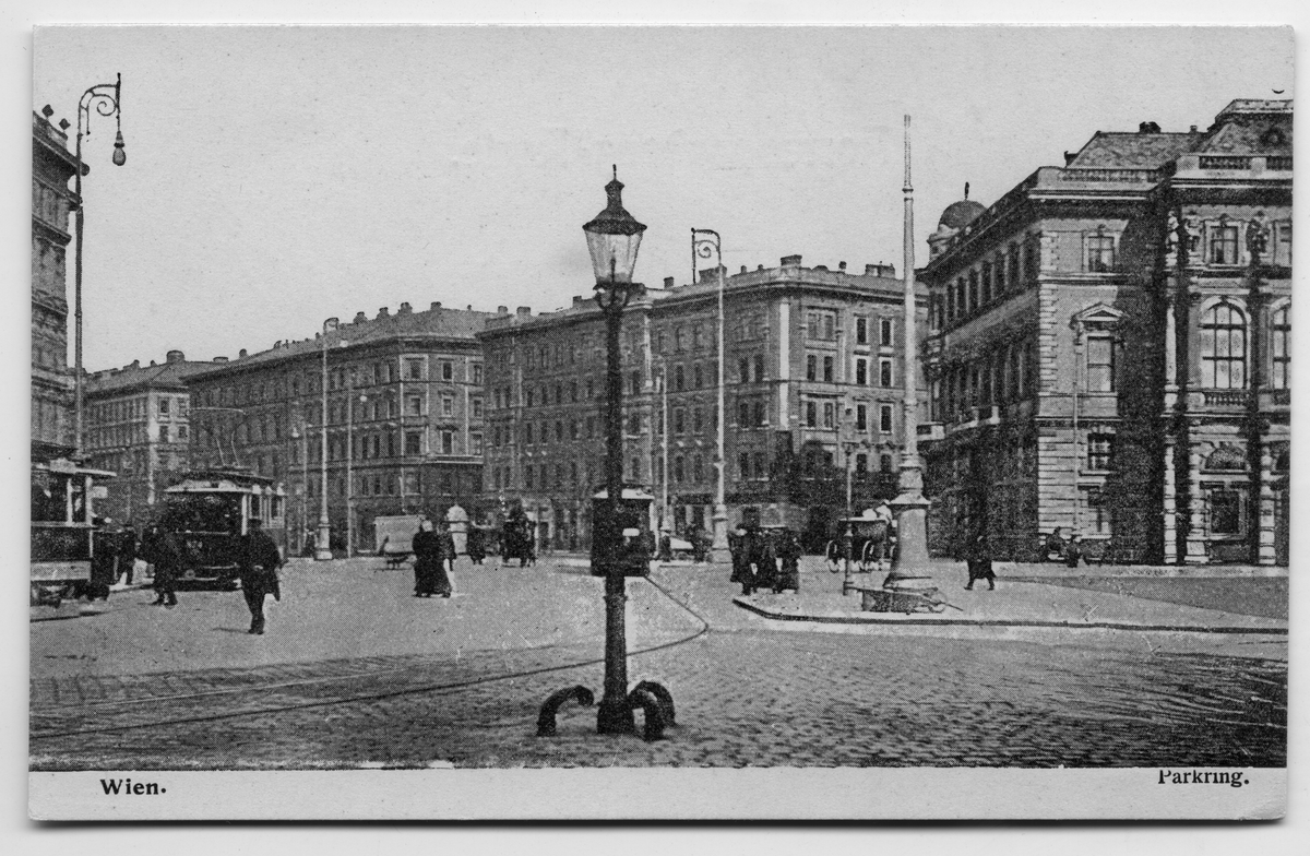 På kuvertet står följande information sammanställd vid museets första genomgång av materialet: Parkring.