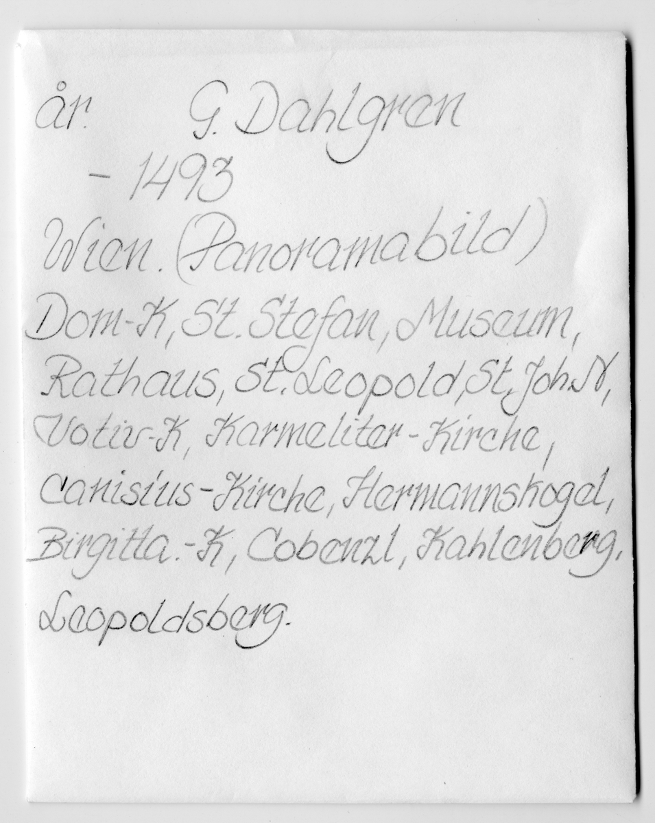 På kuvertet står följande information sammanställd vid museets första genomgång av materialet: (Panoramabild) Dom-K, St. Stefan, Museum, Rathaus, St. Leopold, St. Johan, Voltiv-K, Karmekiter-Kriche, Canisius-Kirche, Hermannskogel, Birgitta.-K, Cobenzt, Kahlenberg, Leopoldberg.