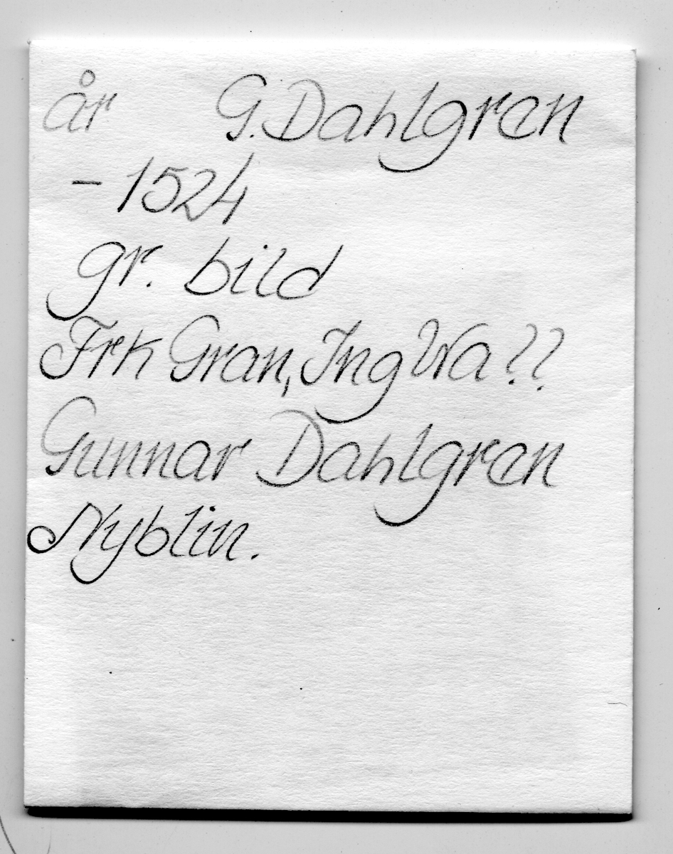 På kuvertet står följande information sammanställd vid museets första genomgång av materialet: (Wiborg) Frk.Gran, Ing. Wal??
Gunnar Dahlgren
Nyblin.