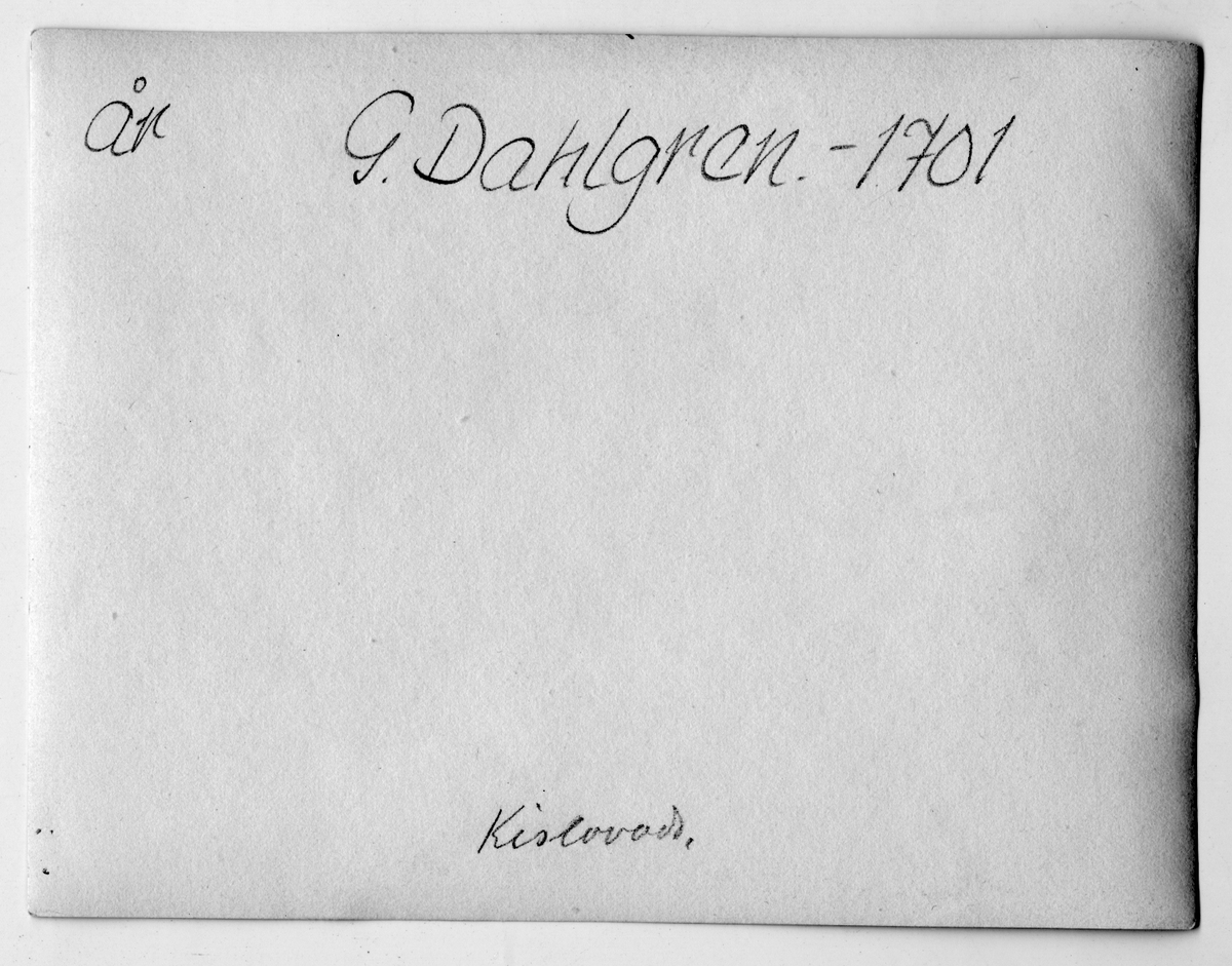 På kuvertet står följande information sammanställd vid museets första genomgång av materialet:  Dam på häst.