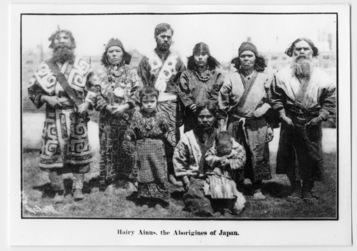 På kuvertet står följande information sammanställd vid museets första genomgång av materialet: Harry Ainus the Aborigines of Japan.