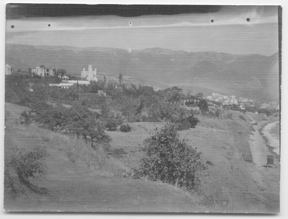 På kuvertet står följande information sammanställd vid museets första genomgång av materialet: Vy av Yalta från stranden. 

[Yalta låg i dåvarande Ryssland men sedan 2014 tillhör orten Ukraina].