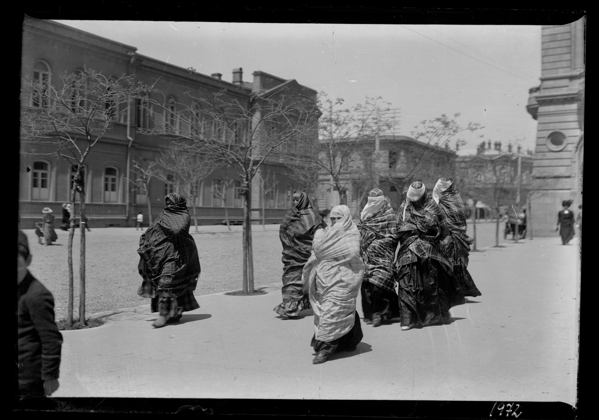 På kuvertet står följande information sammanställd vid museets första genomgång av materialet: Baku Tatarskor