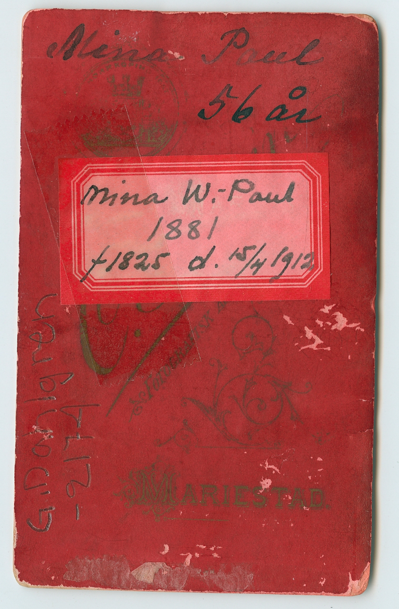 På kuvertet står följande information sammanställd vid museets första genomgång av materialet: Mina W. Paul 56 år, år 1881
f.1825 d. 15/4 1912