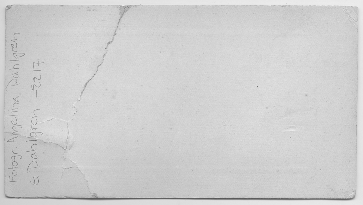 På kuvertet står följande information sammanställd vid museets första genomgång av materialet: Fotograf Angelina Dahlgren.