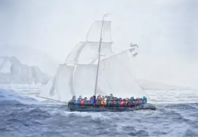 Bildet viser en seilbåt på havet. Seilbåten er gammel og det er litt bølger. Bildet begynner å gå over til en båt med flyktninger.