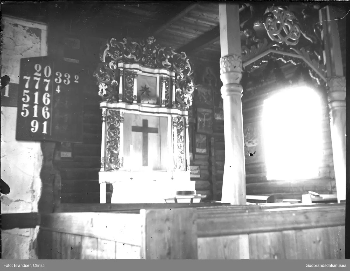 Altaret og korbogen i Skjåk kyrkje