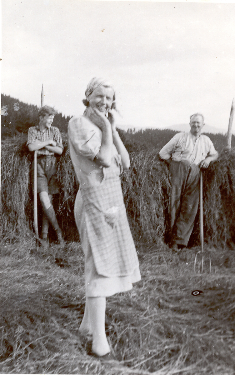 Slåttonn 14. juli 1944.
Fv. Agvald Vines, Margit og Lars Vines