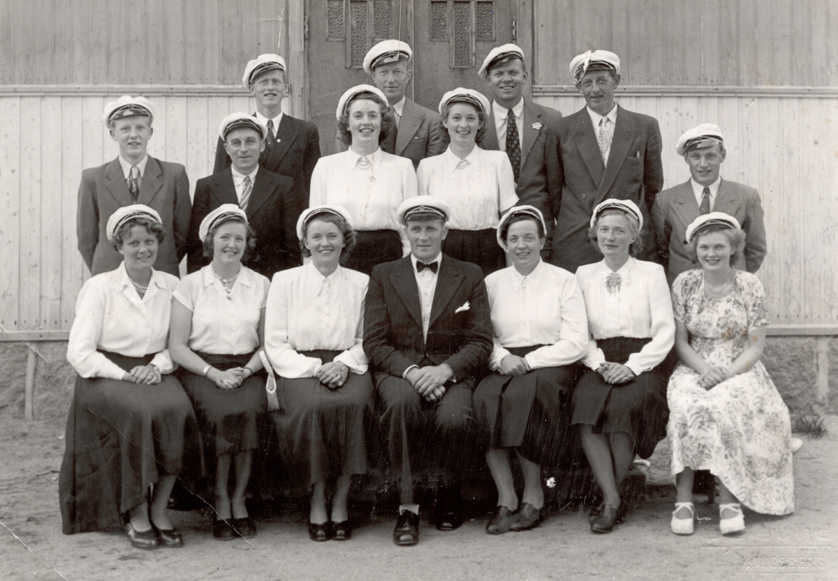 Hostvedt sangkor.
1. r.fv. Sigrid (Kjørstad) Aas, Olaug (Såvedt) Aaker, Gerd Kjørstad, Ivar Landemoen, dir., Sigrid Rogstad, Sofie (Kjørstad) Laugerud, Solveig (Såtvedt) Holt, 
2. r.fv. Asbjørn Kjørstad, Olav Hvamb, Kirsten Øien, Gjertrud Øien, 
3. r.fv. Jon Kjørstad, Einar Kjørstad, Hans Rogstad, Ole A. Kjørstad, Johs. Svalheim