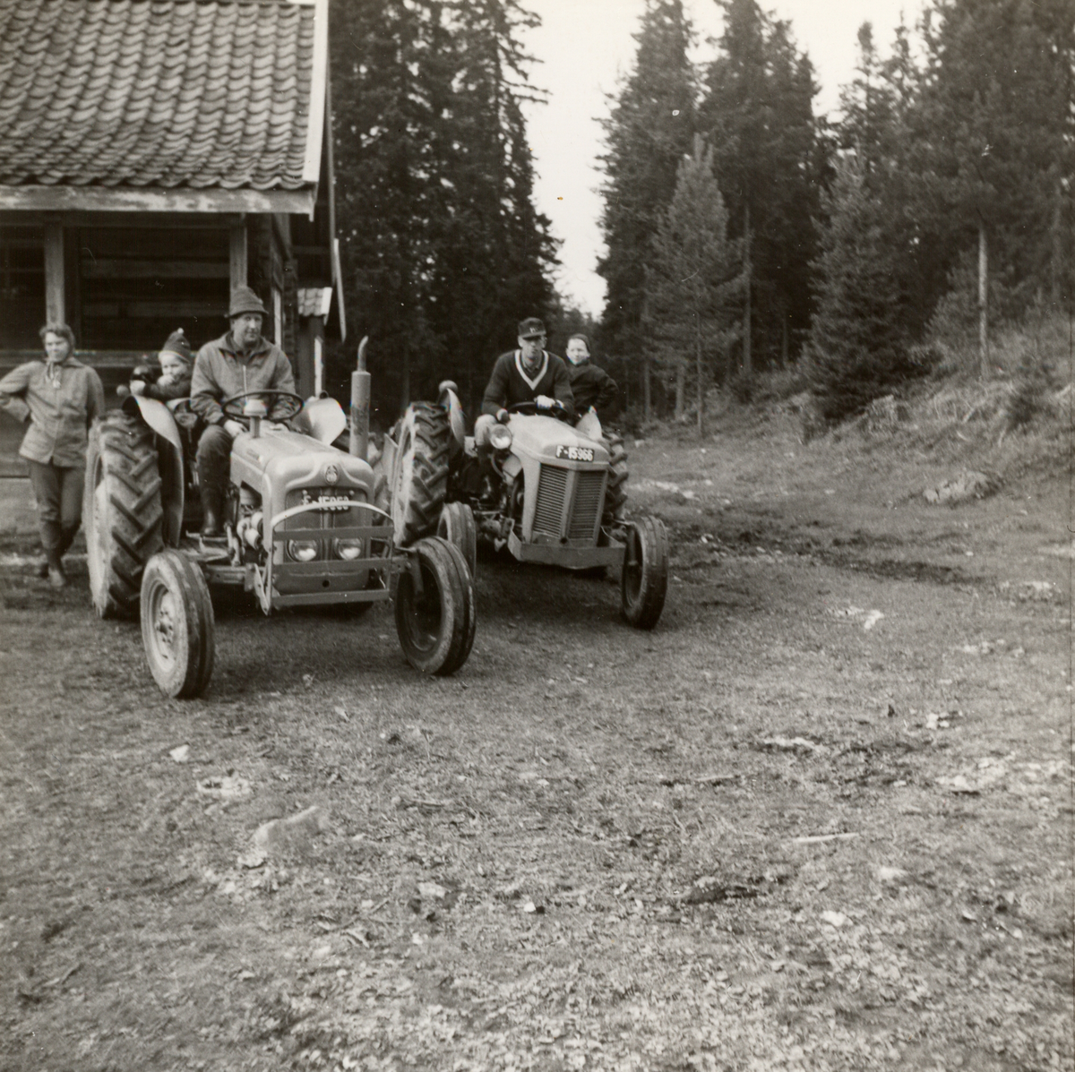 Traktortreff i Rolighølet, Hostvedt.
Traktorførere Peder Ulleberg og Johan Hostvedt. 
Bak f.v. Gudrun Ulleberg, Harald Ulleberg jr. og Ole John Hostvedt.