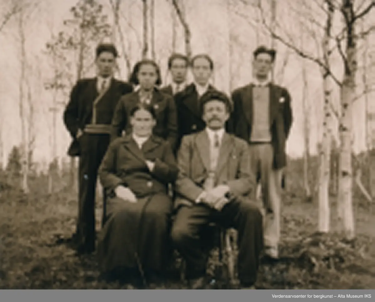 Familiebilde med to kvinner og fem menn.