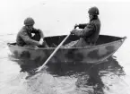 Två man i hopfällbar överskeppningsbåt uniform m/1939.