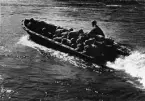 Ingenjörstrupper, soldater i uniform m/1939 i en stormbåt. Bild från 1940-tal.