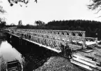Ingenjörstrupper, broslagning vid Stäket, balkbro med dubbla körbanor.