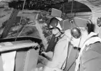 Löjtnant Jan Åkerberg Arméns helikopterskola Boden och en polisassistent i en helikopter över landsväg, 1960-tal.