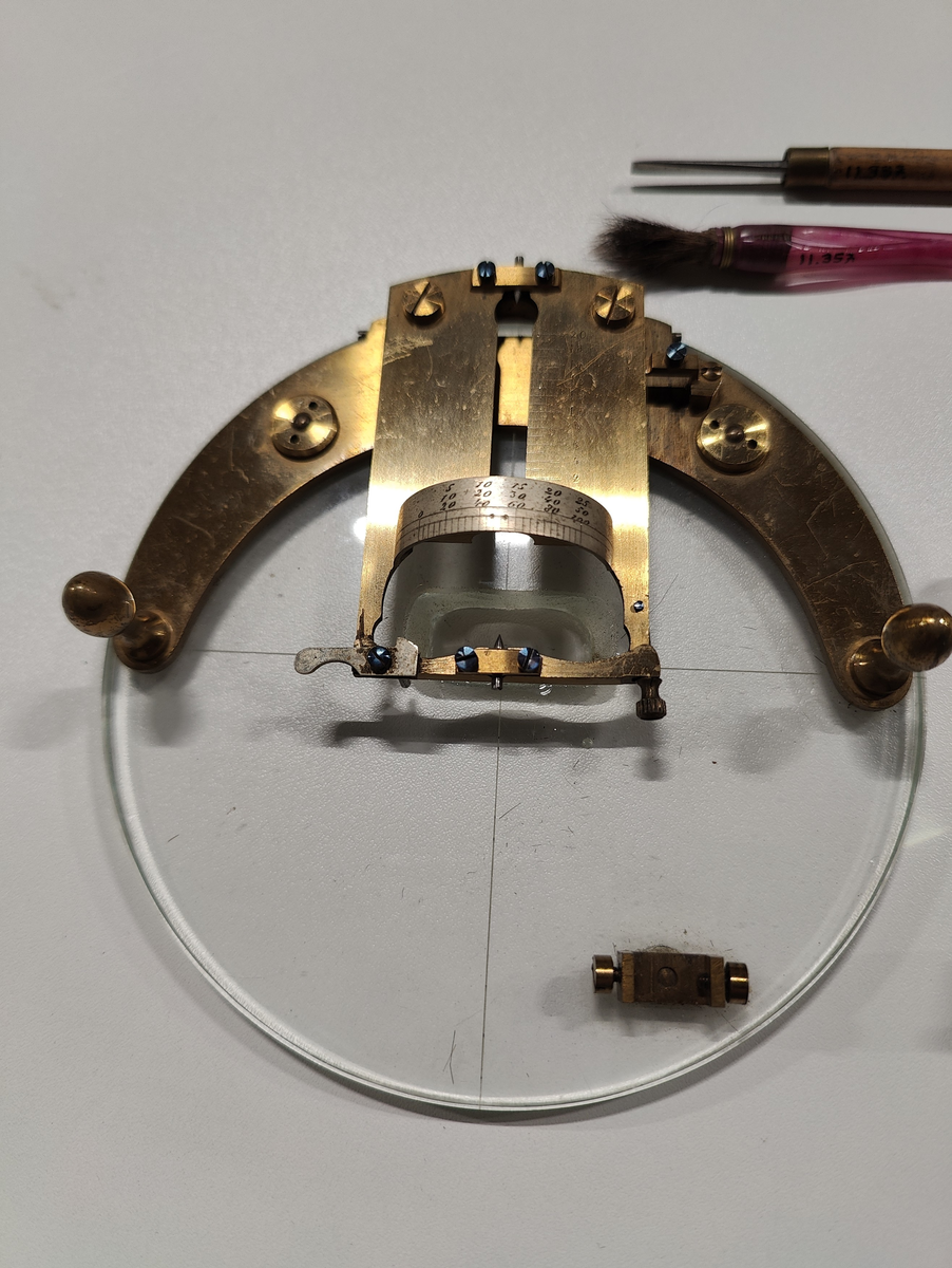 Cirkelplanimeter, i etui.
Tillbehör: Instrument, rulle, två delar linjal, sökare, pensel och mejsel.