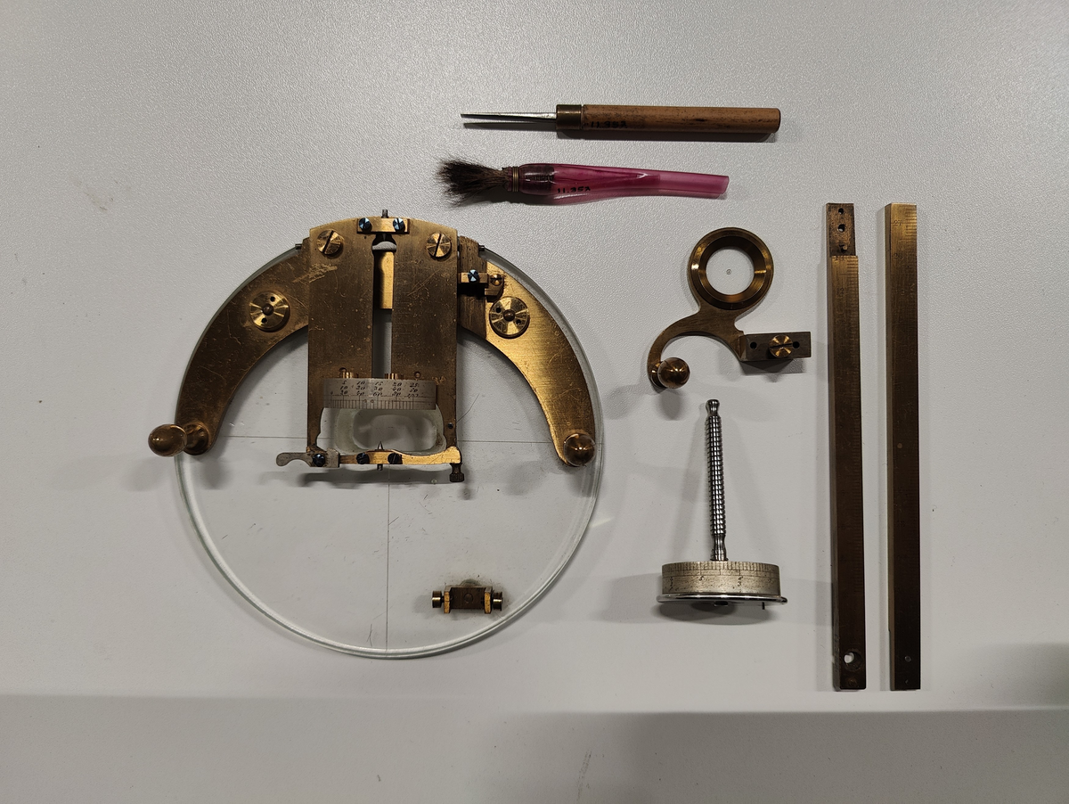 Cirkelplanimeter, i etui.
Tillbehör: Instrument, rulle, två delar linjal, sökare, pensel och mejsel.