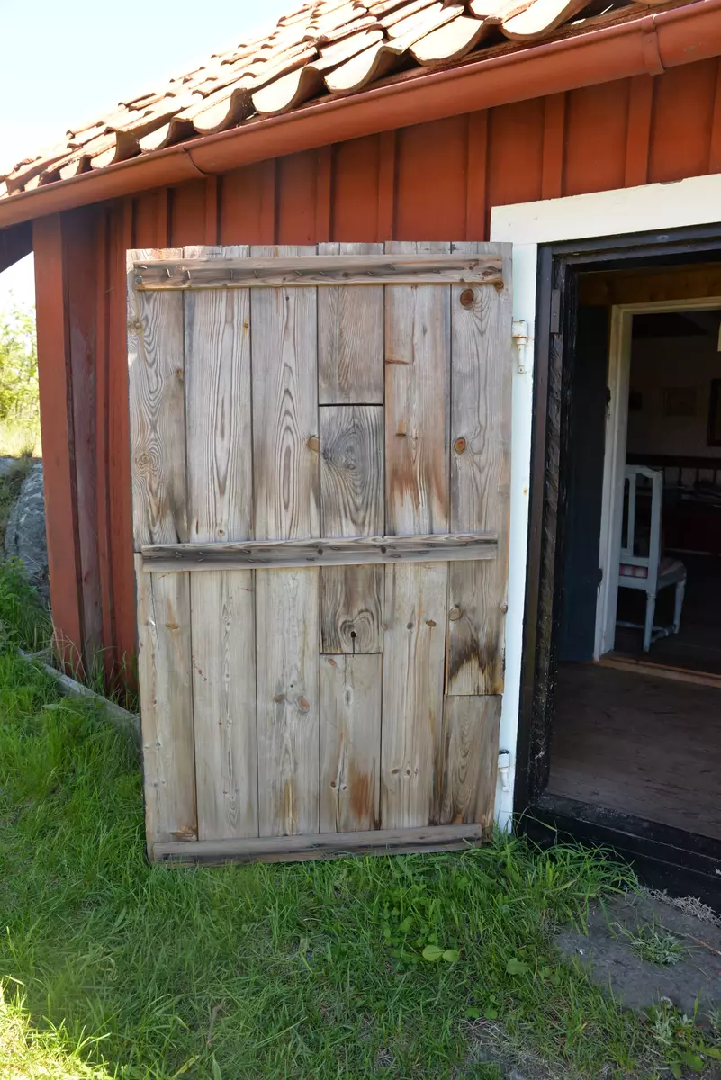 Fotografier tagna i samband med att en vårdplanen upprättades för Bergstugan och Lökastugan, som hör till Möja hembygdsmuseum.