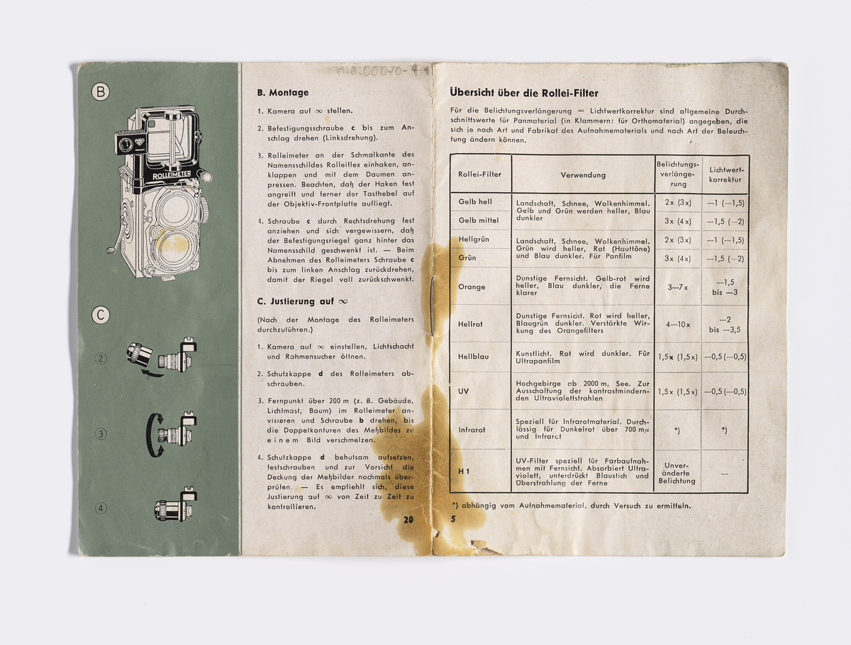 Kameramanual i to deler med manglende for- og bakside. Tilhører trolig et twin lens kamera av merke Rolleiflex. Denne delen består av side 5-20 og den andre 21-22. Manualen er på tysk og består av informasjon om modellen og tilbehør som kan kjøpes separat og hvordan disse brukes sammen med kameraet. Bruksanvisningen har flere tydelige bruksmerker i det ene hjørnet og langsiden.

Samlingen består av diverse fotoutstyr og andre gjenstander som har tilhørt Synnøve Brændshøi sitt fotoatelier. De fleste er nok fra 1940- og 50-tallet.