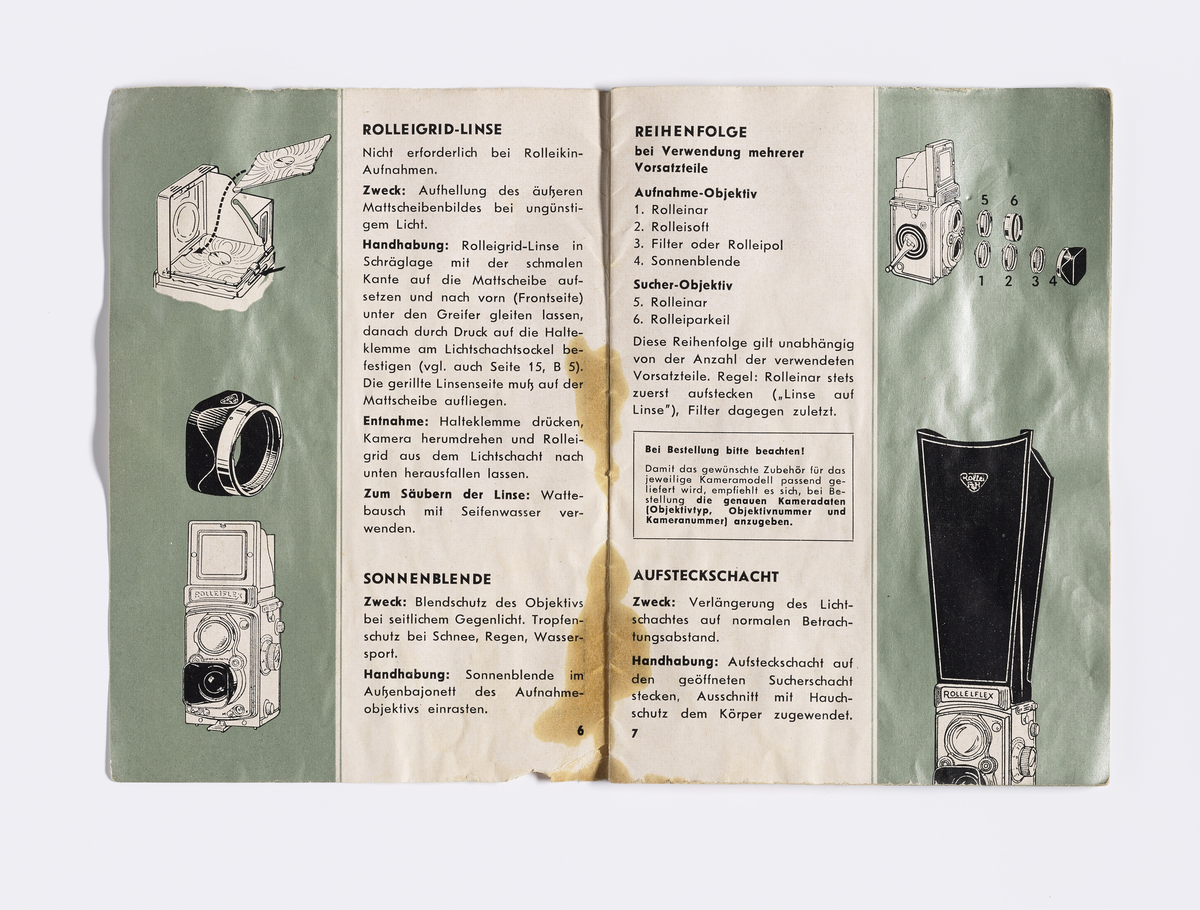 Kameramanual i to deler med manglende for- og bakside. Tilhører trolig et twin lens kamera av merke Rolleiflex. Denne delen består av side 5-20 og den andre 21-22. Manualen er på tysk og består av informasjon om modellen og tilbehør som kan kjøpes separat og hvordan disse brukes sammen med kameraet. Bruksanvisningen har flere tydelige bruksmerker i det ene hjørnet og langsiden.

Samlingen består av diverse fotoutstyr og andre gjenstander som har tilhørt Synnøve Brændshøi sitt fotoatelier. De fleste er nok fra 1940- og 50-tallet.